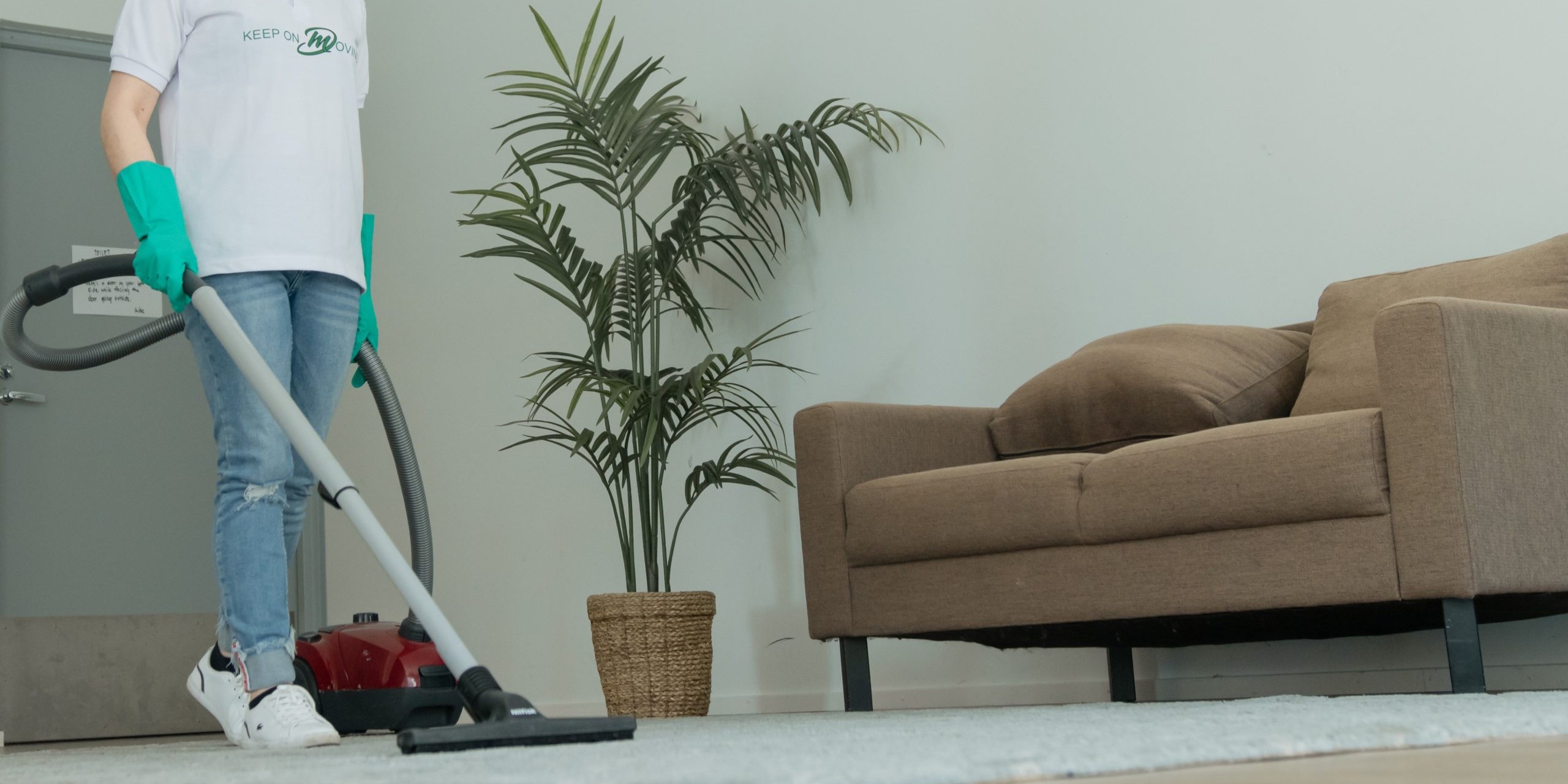 End of Tenancy Cleaning Checklist Uusimaa | Mik Oy Mik Oy cleaner vacuuming a living room in Espoo, end of tenancy cleaning service for renters across Helsinki, Vantaa and Uusimaa
