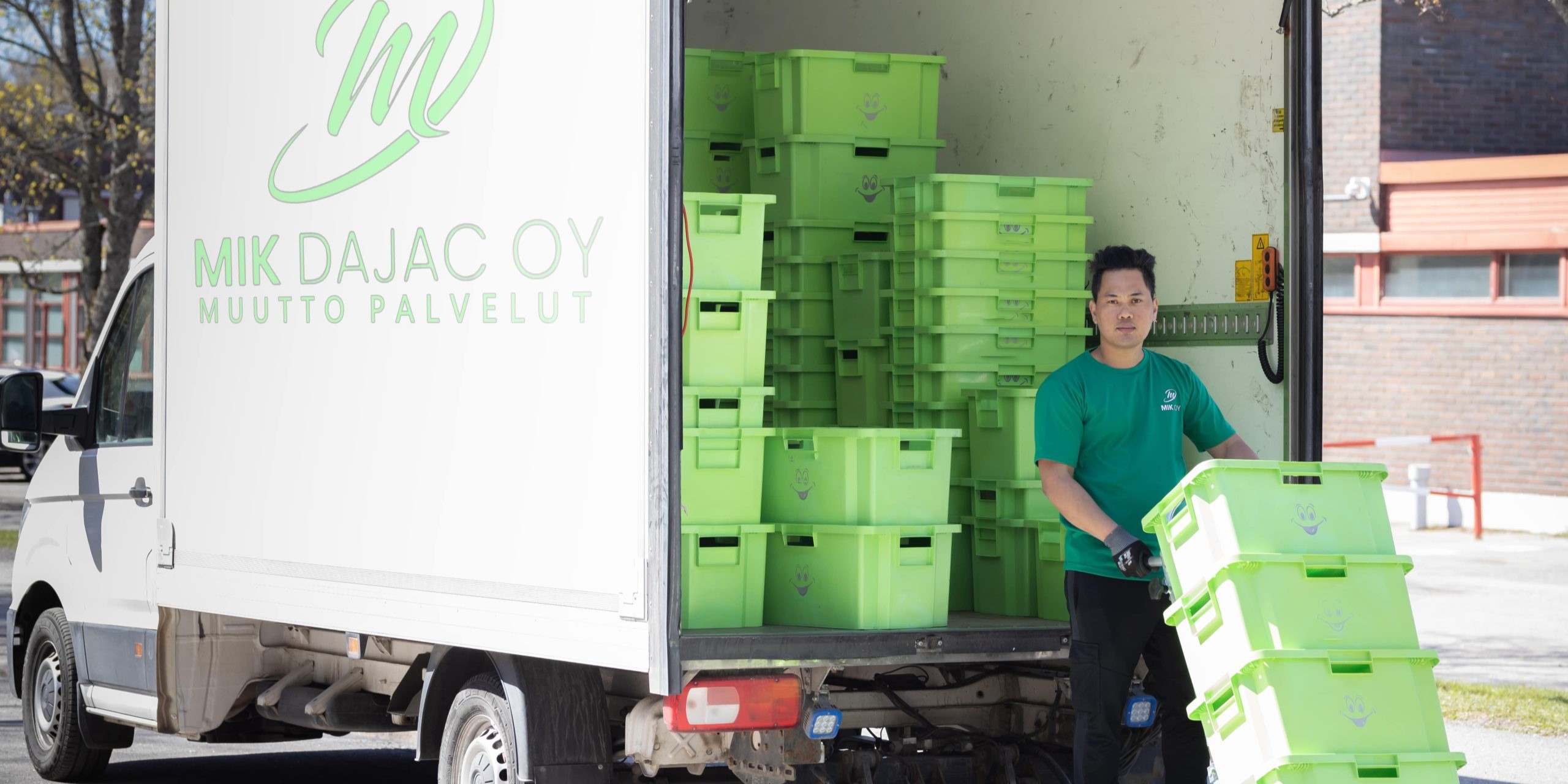 Mik Dajac Oy Muutto Palvelut moving truck fully loaded with green crates in Helsinki, trusted local moving company serving Espoo, Vantaa and Uusimaa