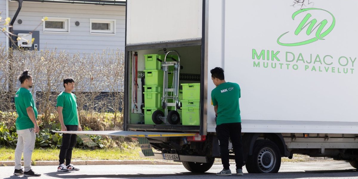 How to Prepare for a Home Move in Espoo | Mik Oy Mik Oy Mik Dajac Oy moving team preparing the truck for a home move in Espoo, professional moving services across Helsinki, Vantaa and Uusimaa